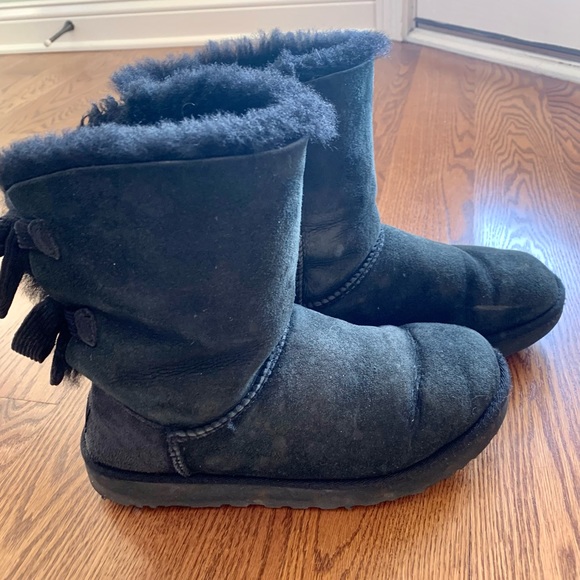 Ugg Medium Length Boots with Bows - Picture 4 of 6